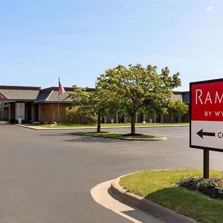 Ramada By Wyndham Alpena Hotel Екстериор снимка