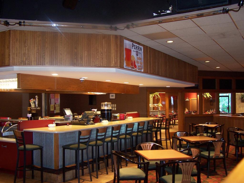 Ramada By Wyndham Alpena Hotel Екстериор снимка