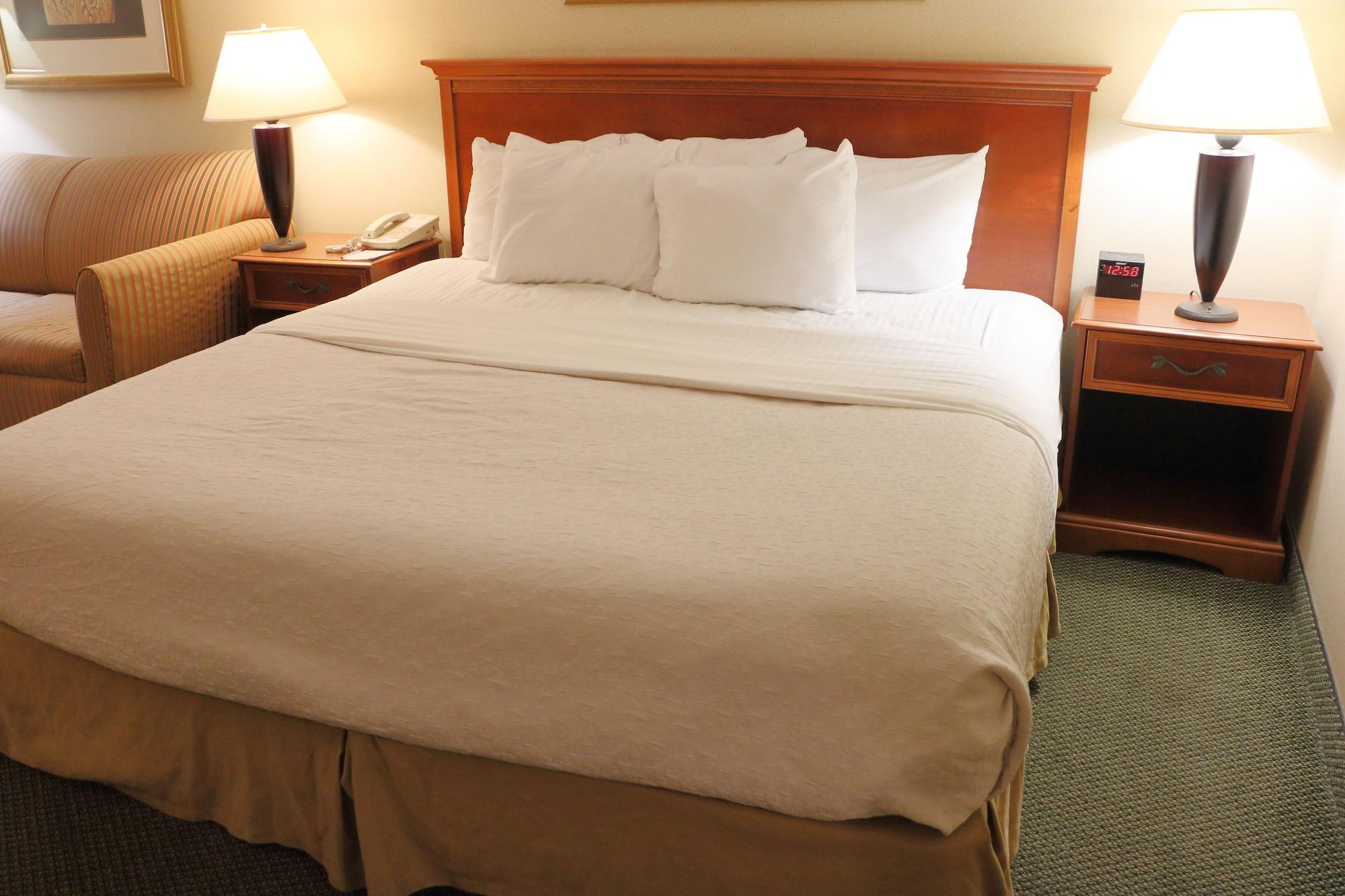 Ramada By Wyndham Alpena Hotel Екстериор снимка
