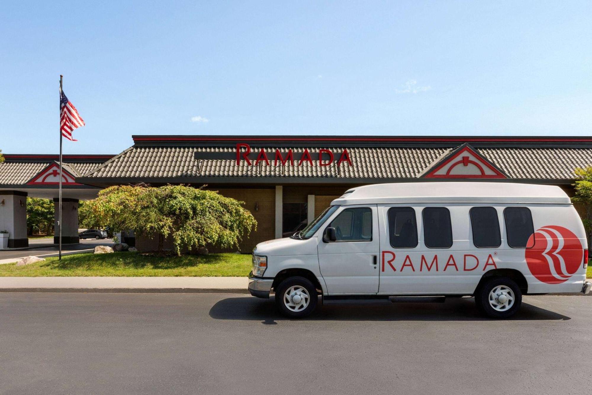 Ramada By Wyndham Alpena Hotel Екстериор снимка
