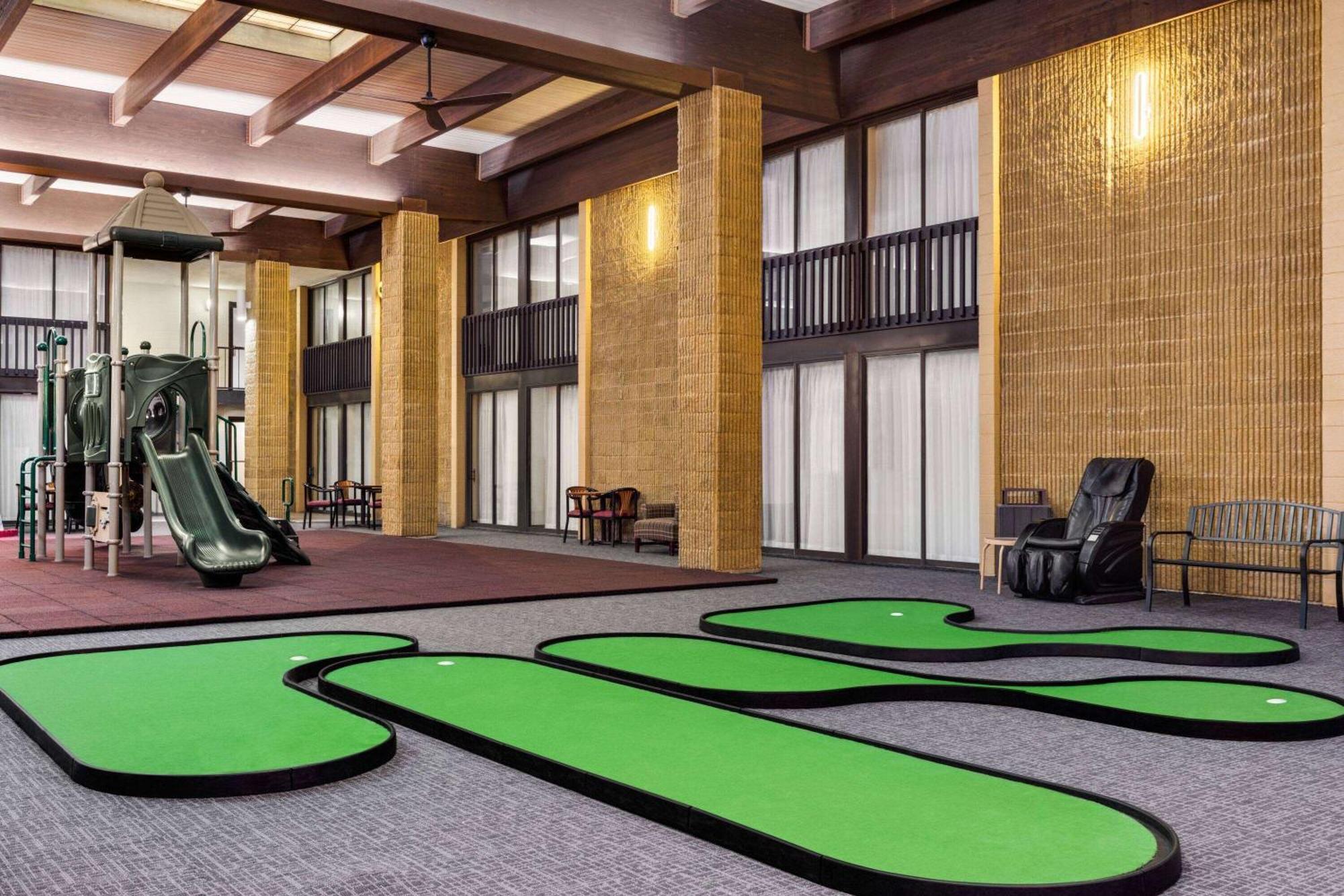 Ramada By Wyndham Alpena Hotel Екстериор снимка