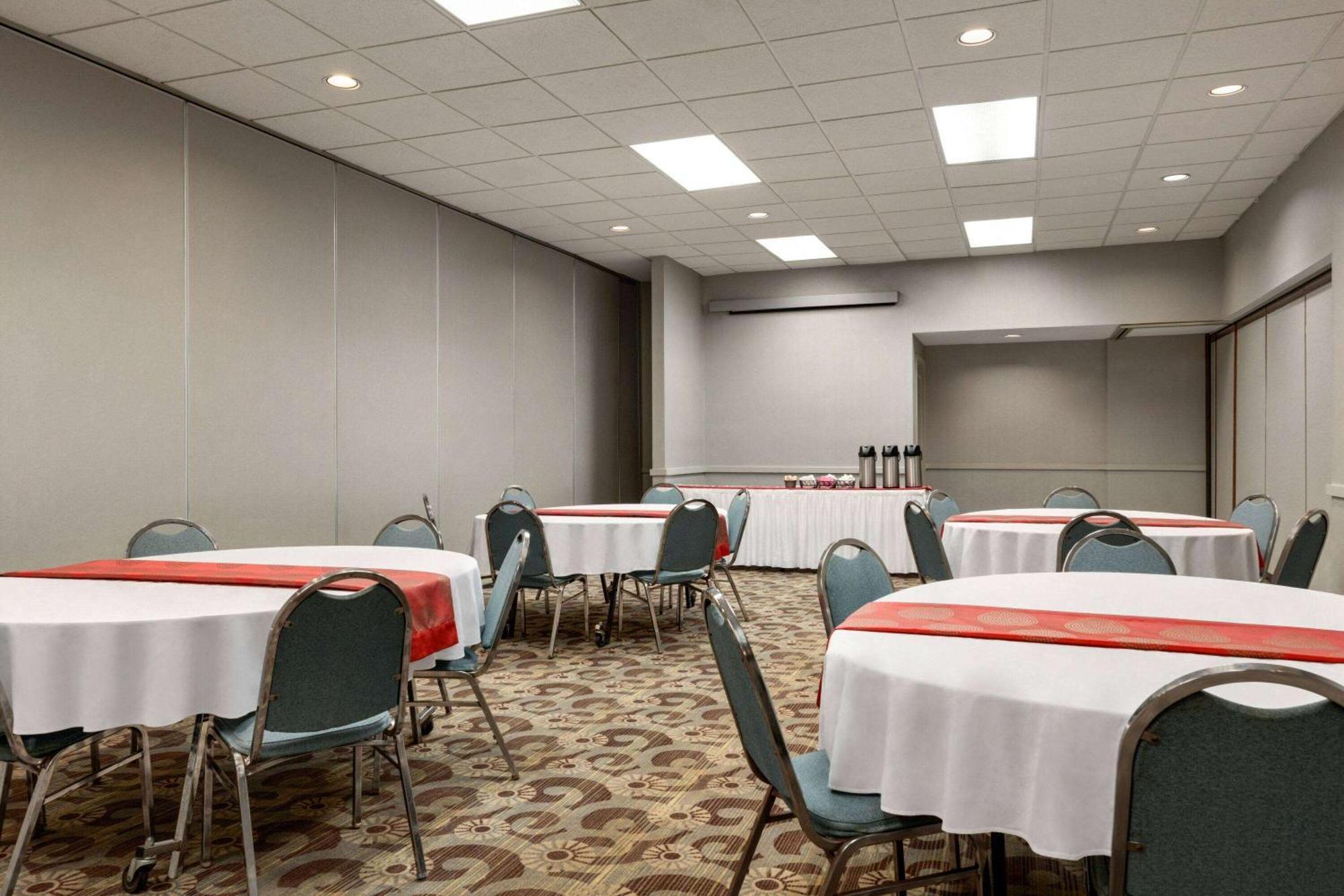 Ramada By Wyndham Alpena Hotel Екстериор снимка