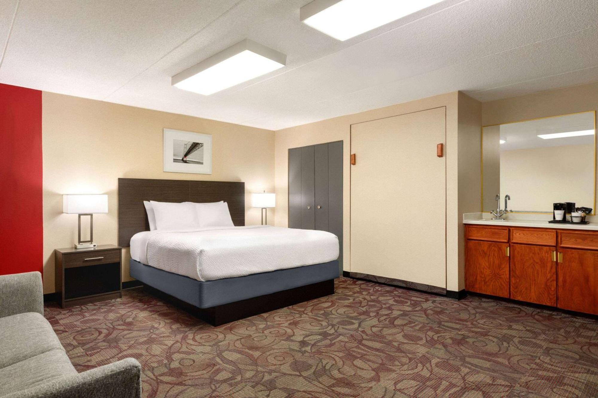 Ramada By Wyndham Alpena Hotel Екстериор снимка