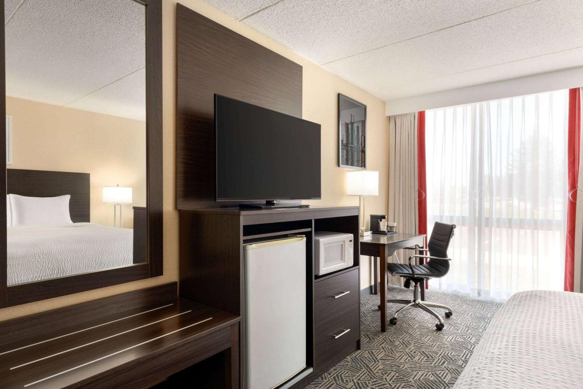Ramada By Wyndham Alpena Hotel Екстериор снимка