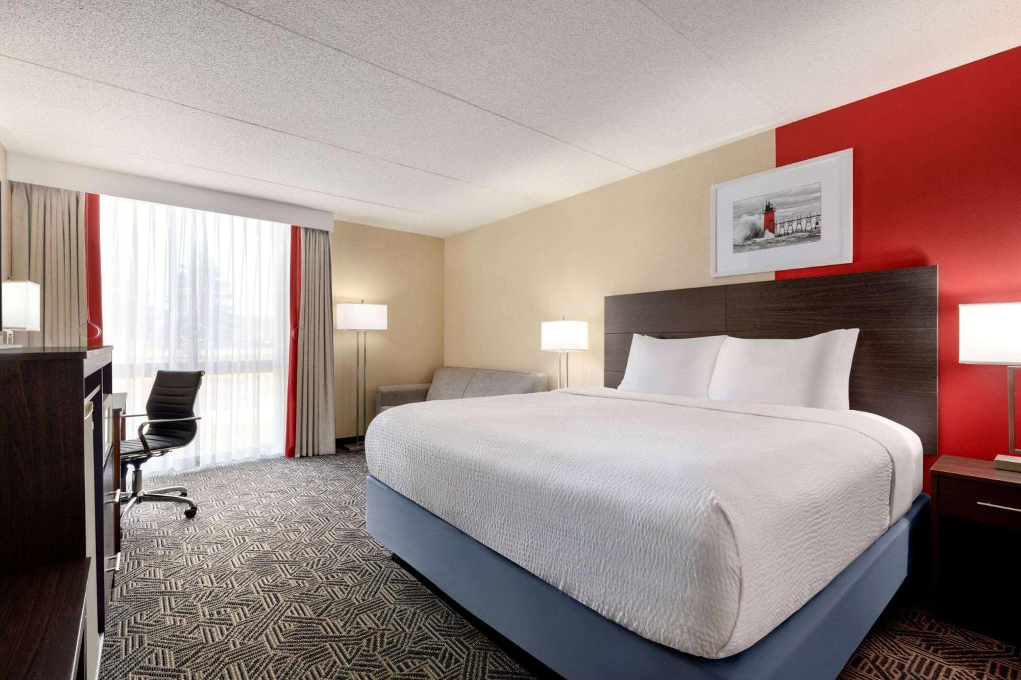 Ramada By Wyndham Alpena Hotel Екстериор снимка