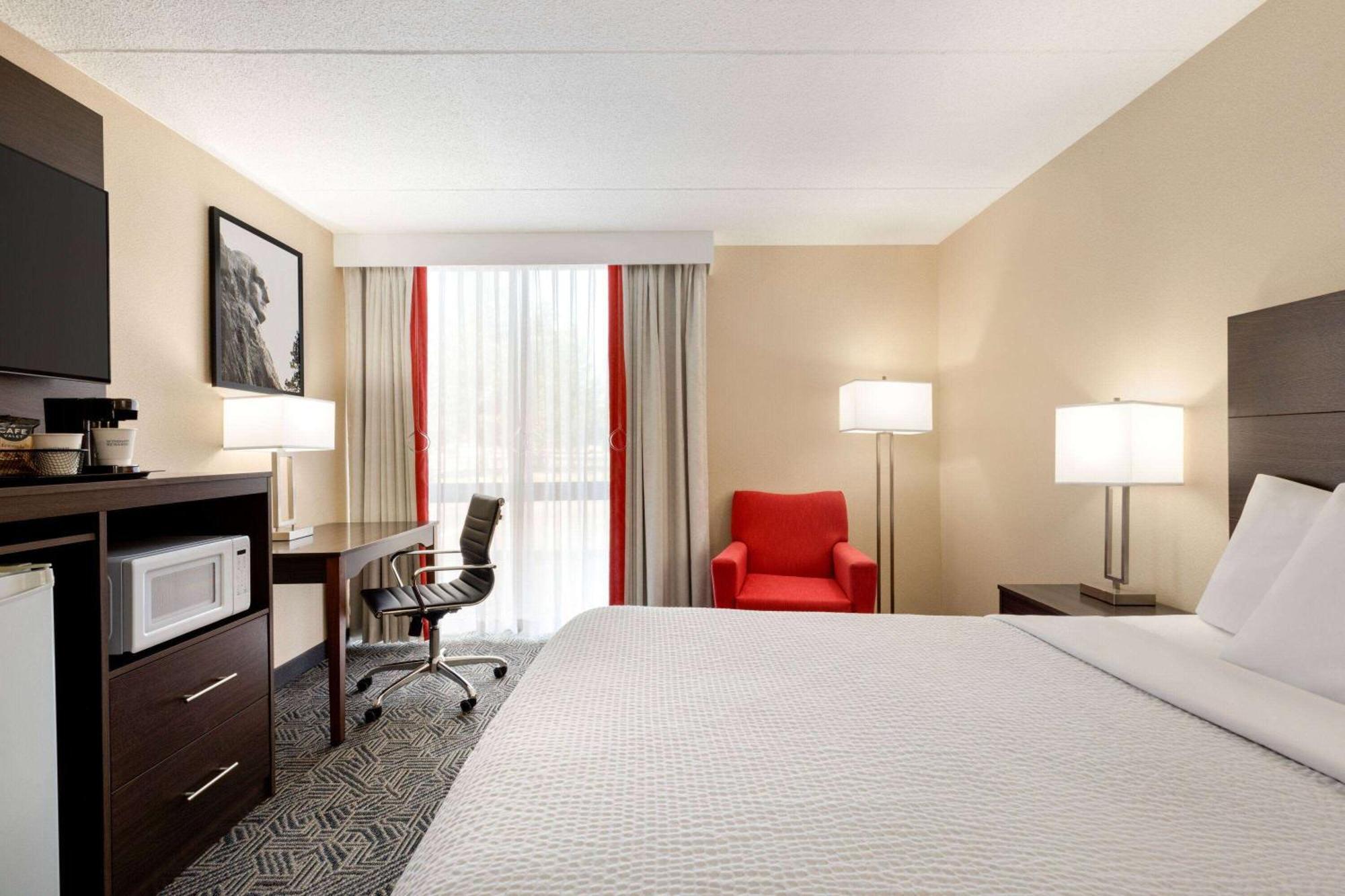 Ramada By Wyndham Alpena Hotel Екстериор снимка