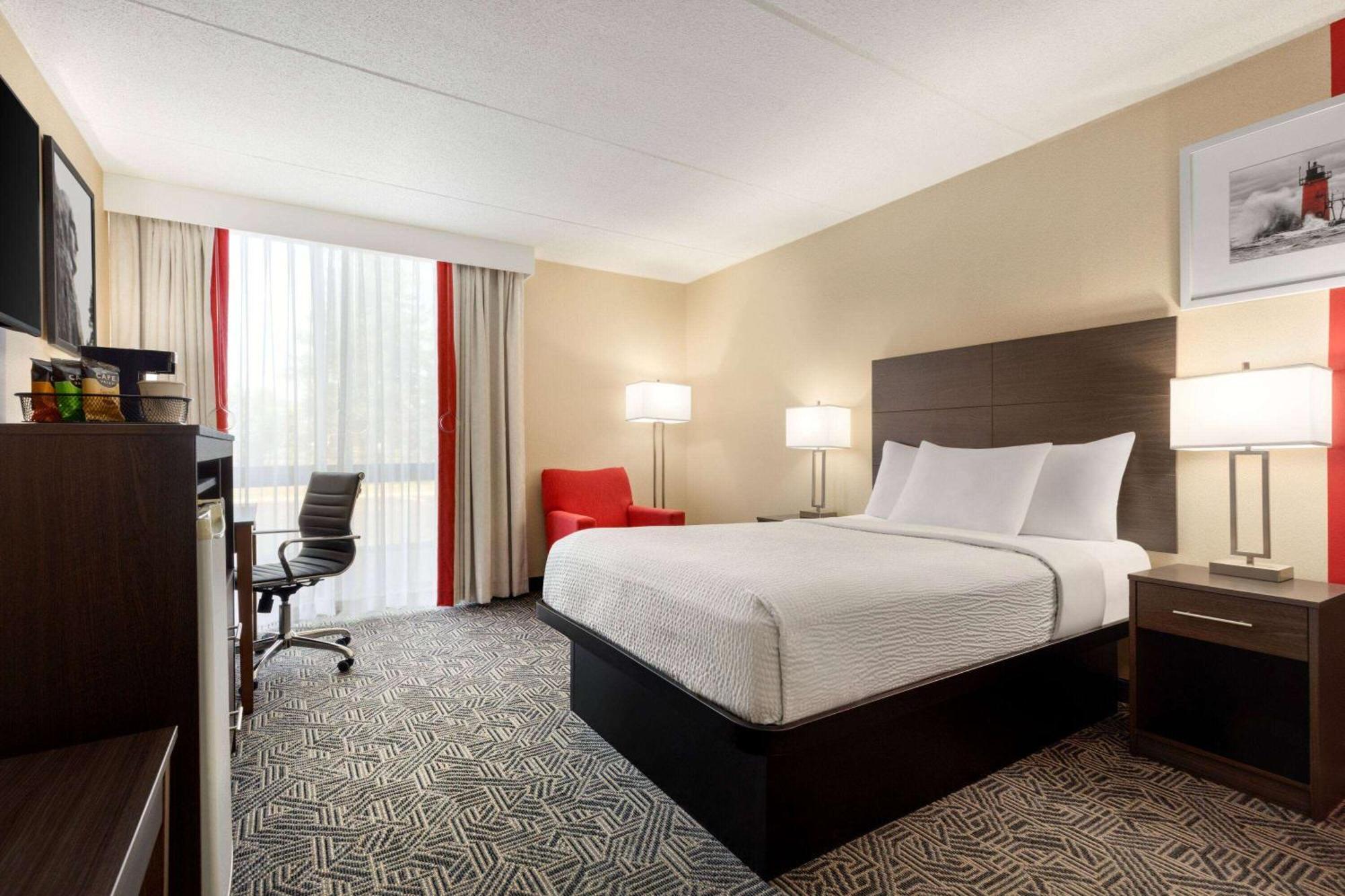 Ramada By Wyndham Alpena Hotel Екстериор снимка