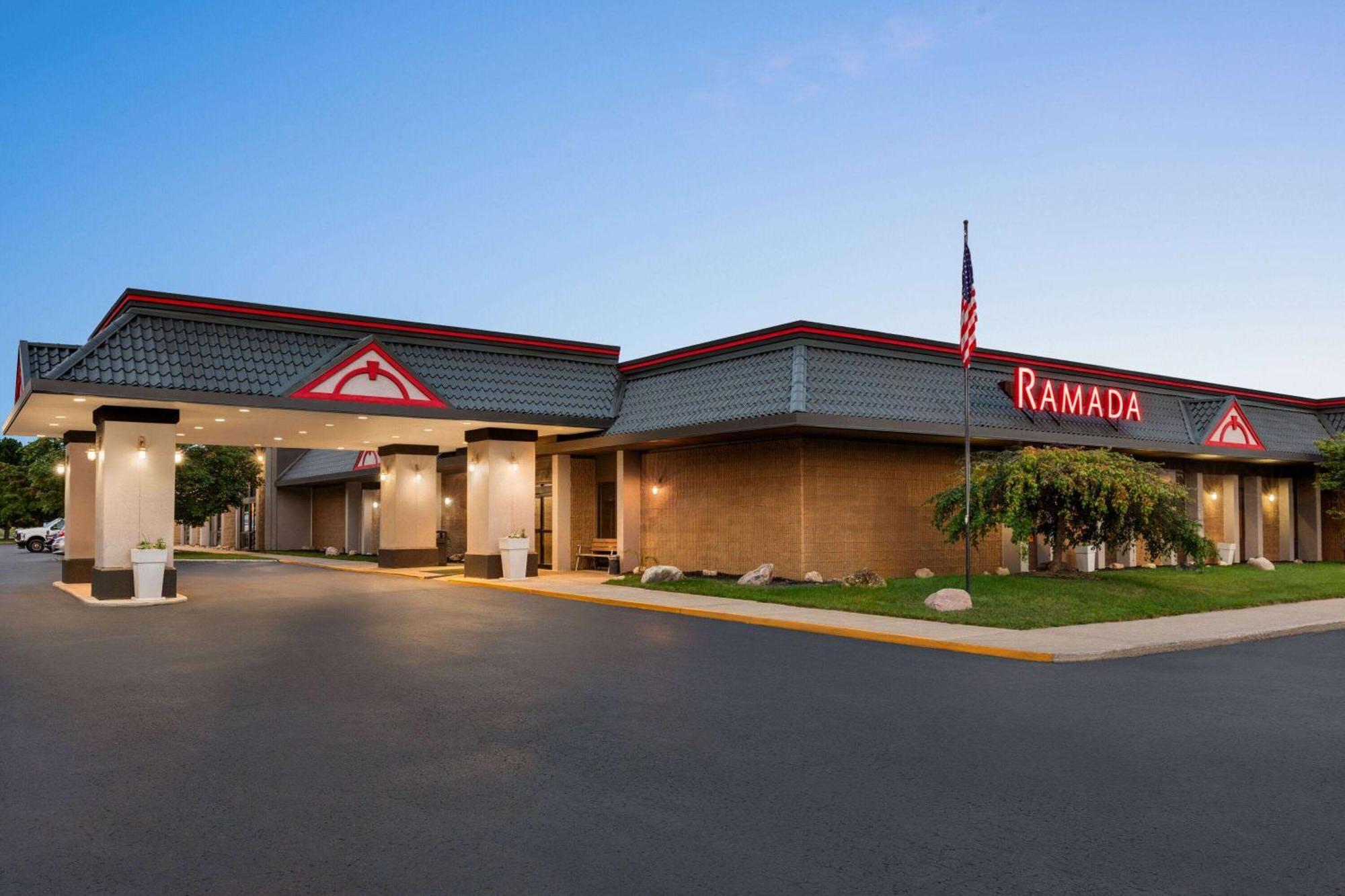 Ramada By Wyndham Alpena Hotel Екстериор снимка