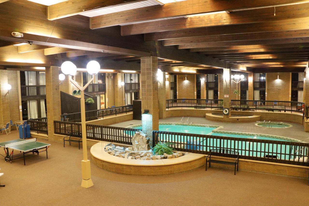 Ramada By Wyndham Alpena Hotel Екстериор снимка