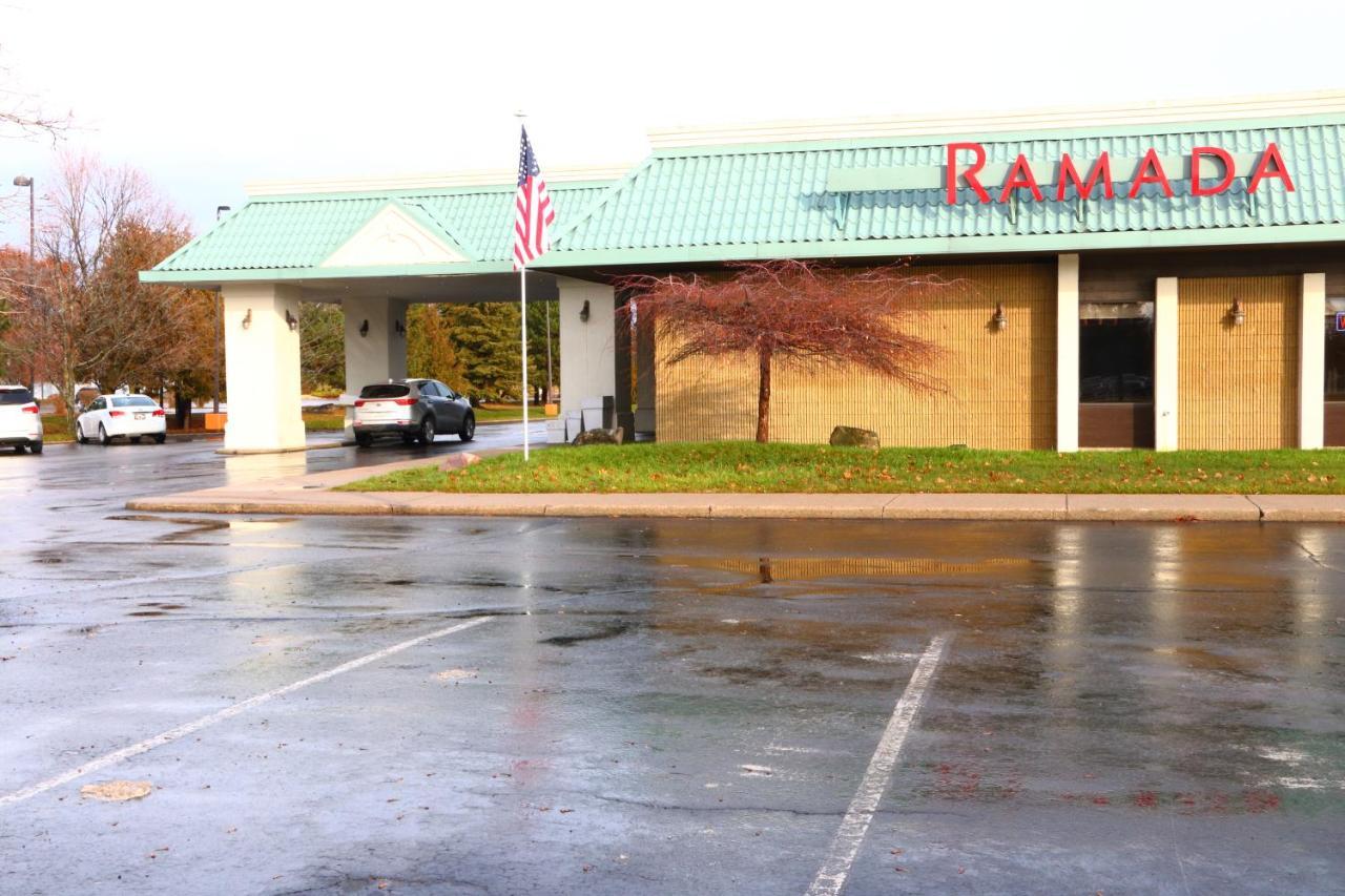 Ramada By Wyndham Alpena Hotel Екстериор снимка